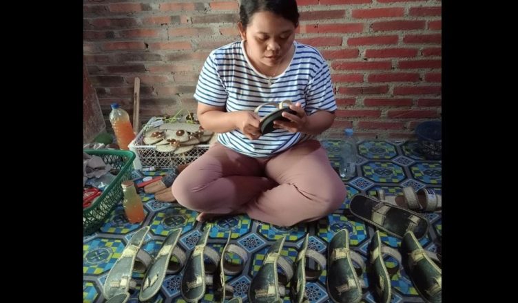 Workshop Pembuatan Sandal Upanat