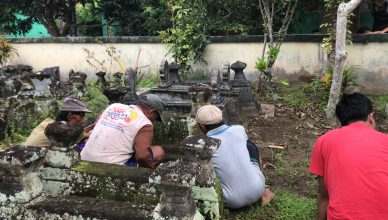Mahasiswa KKN Alma Ata kerja bakti 2