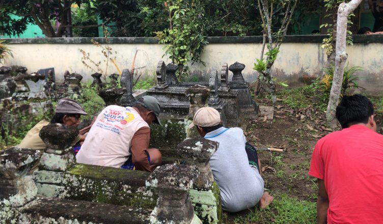 Mahasiswa KKN Alma Ata kerja bakti 2